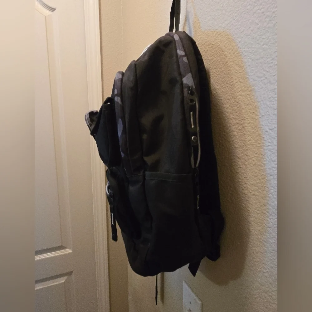 Backpack - Picture 4 of 7